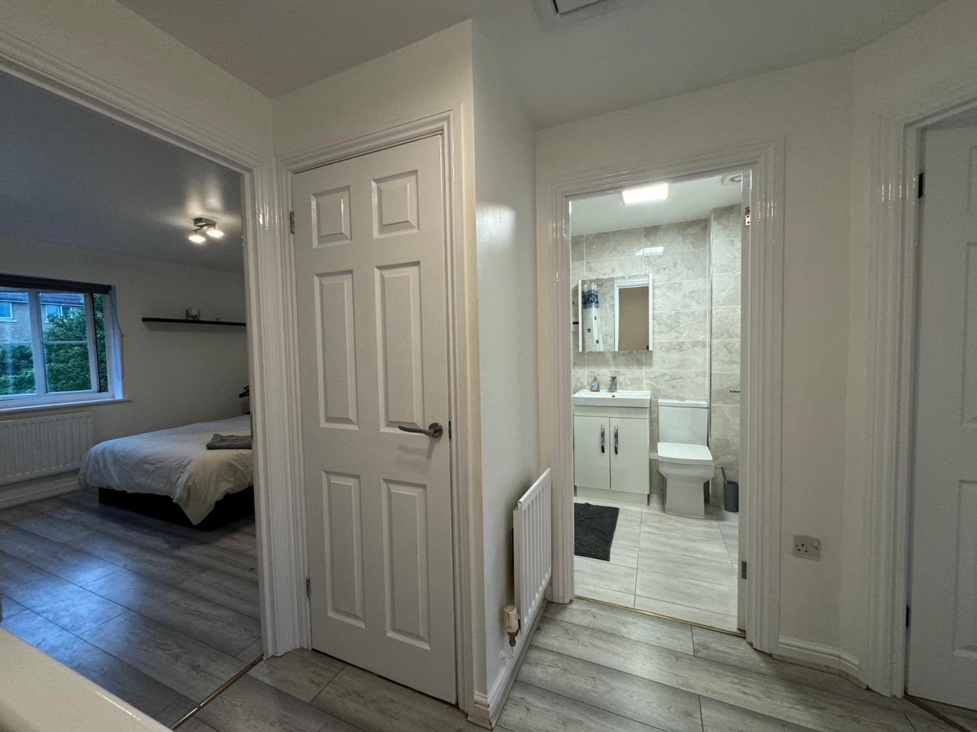 Spacious 3 Bedroom Home, With Private Driveway 5 Minutes From Excel Centre & Custom House London Exteriör bild
