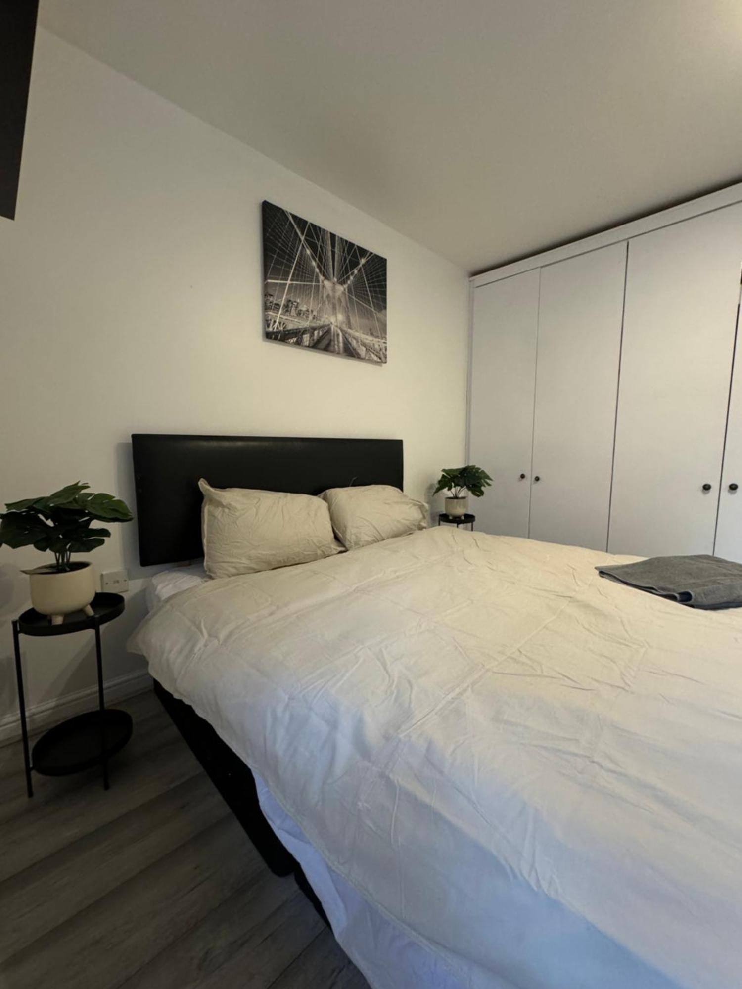 Spacious 3 Bedroom Home, With Private Driveway 5 Minutes From Excel Centre & Custom House London Exteriör bild