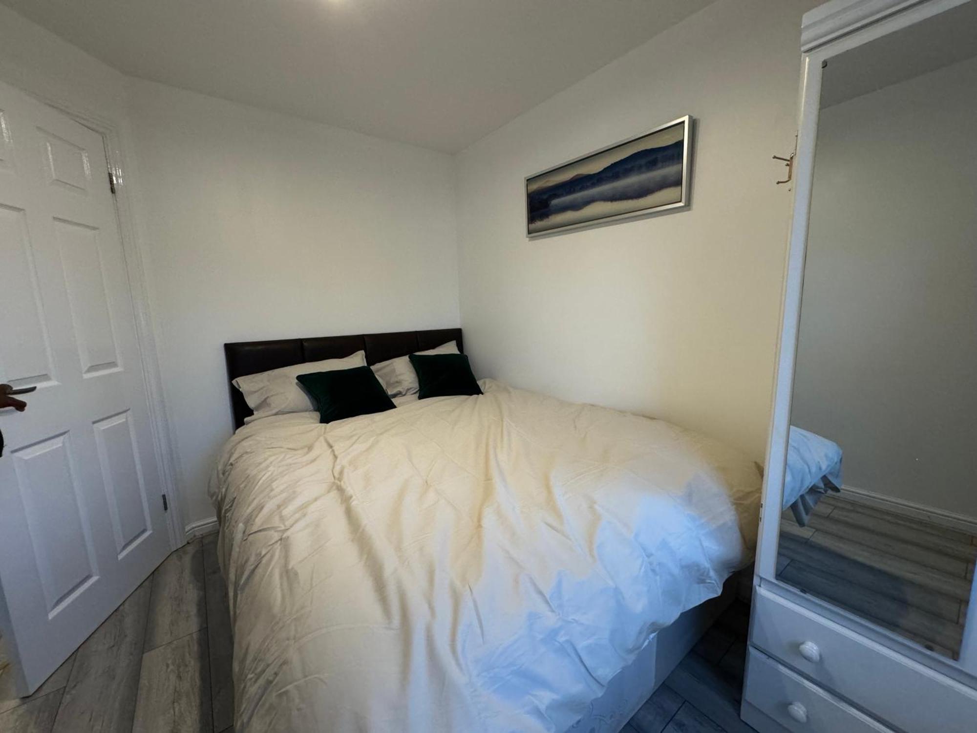Spacious 3 Bedroom Home, With Private Driveway 5 Minutes From Excel Centre & Custom House London Exteriör bild