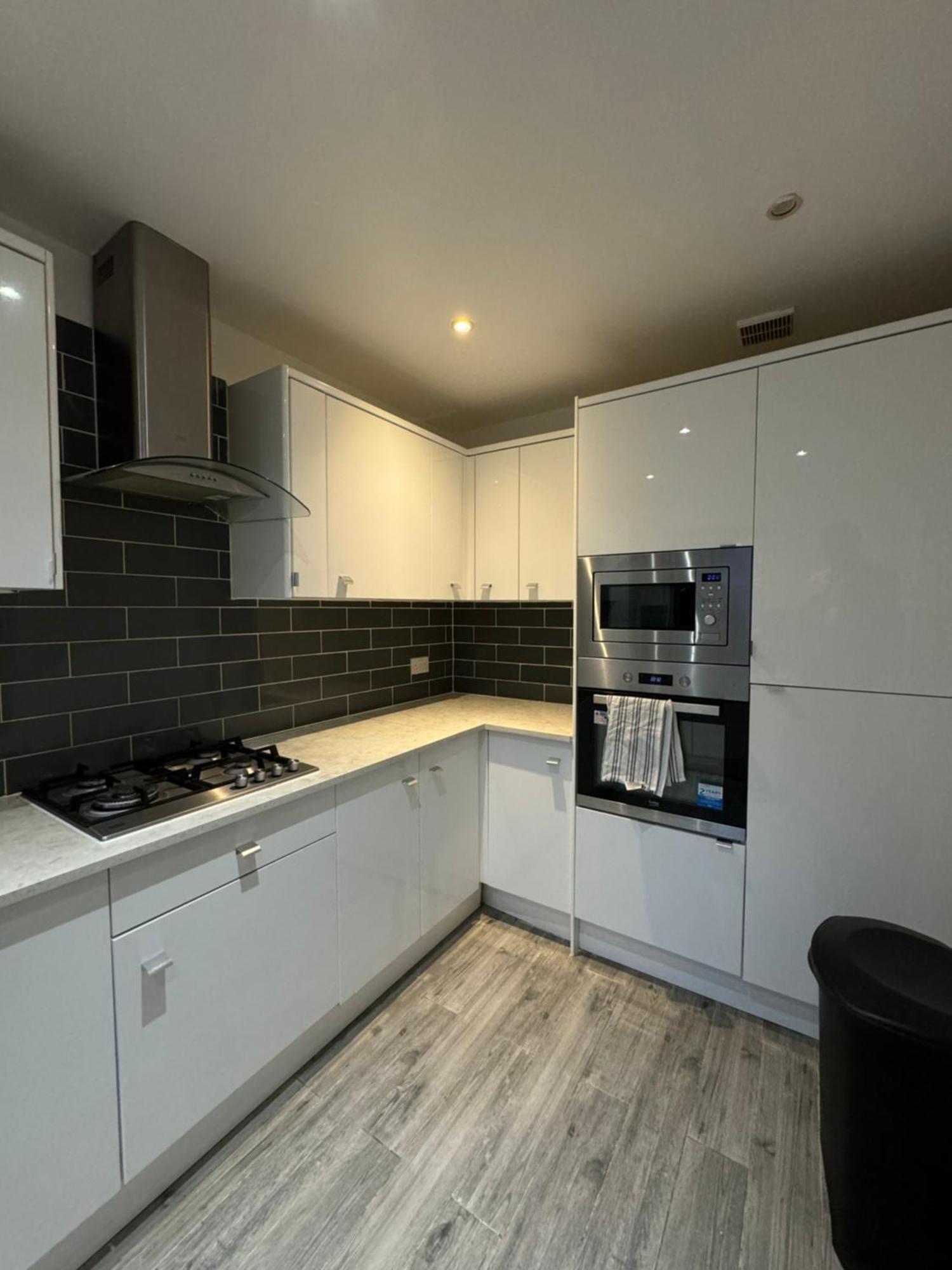 Spacious 3 Bedroom Home, With Private Driveway 5 Minutes From Excel Centre & Custom House London Exteriör bild