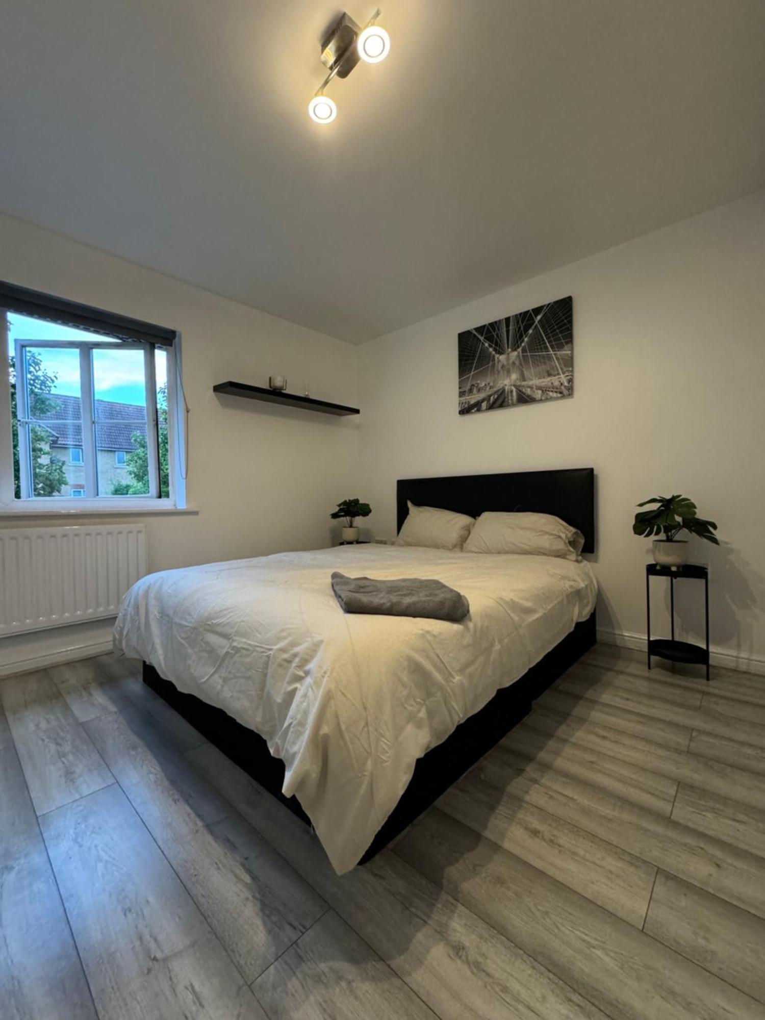Spacious 3 Bedroom Home, With Private Driveway 5 Minutes From Excel Centre & Custom House London Exteriör bild