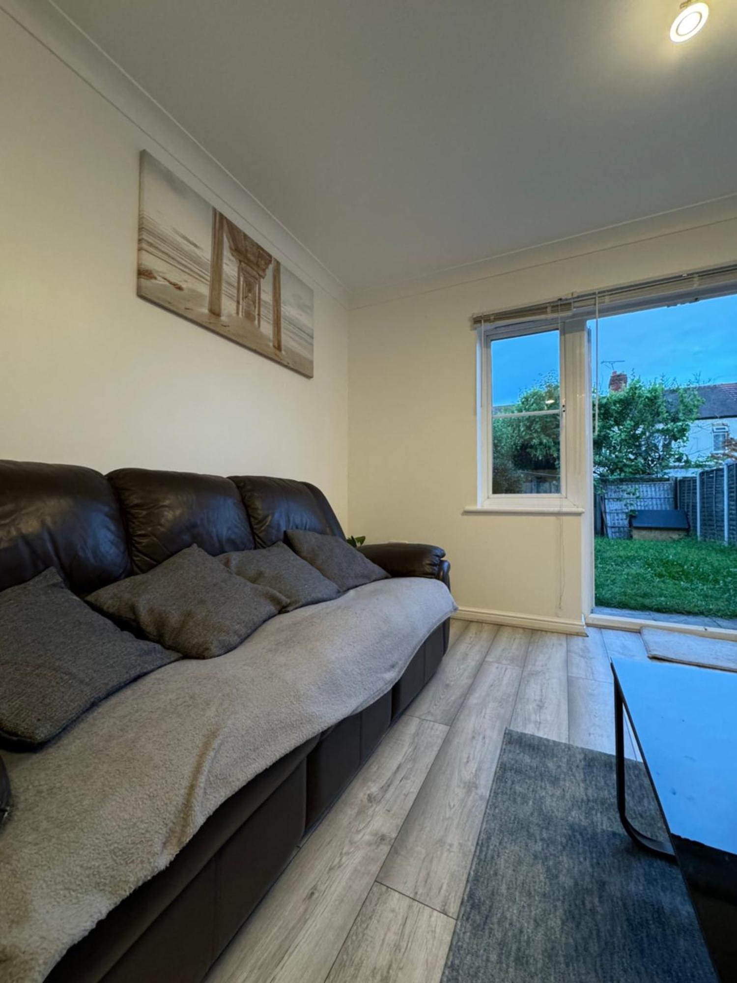 Spacious 3 Bedroom Home, With Private Driveway 5 Minutes From Excel Centre & Custom House London Exteriör bild