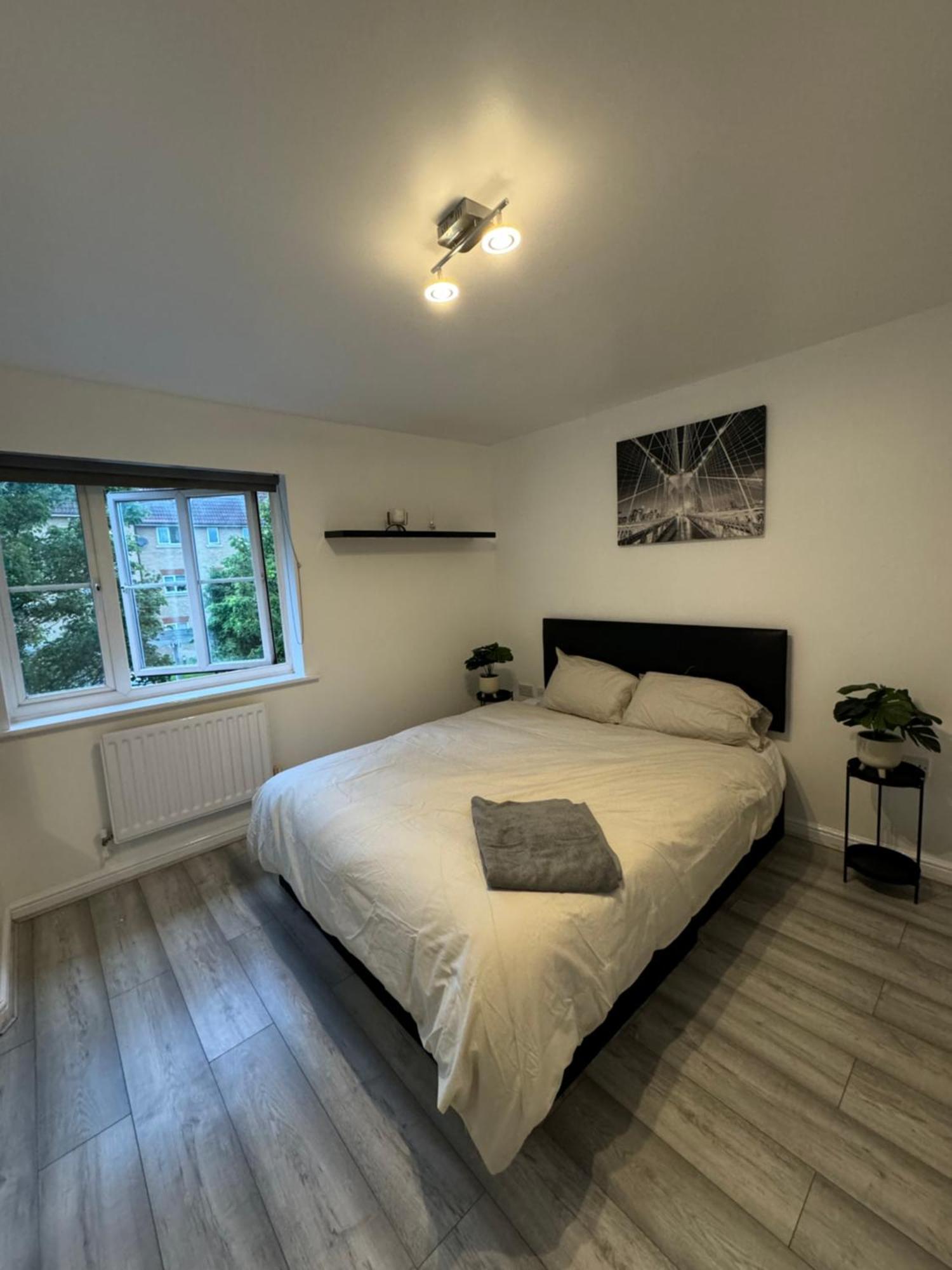 Spacious 3 Bedroom Home, With Private Driveway 5 Minutes From Excel Centre & Custom House London Exteriör bild