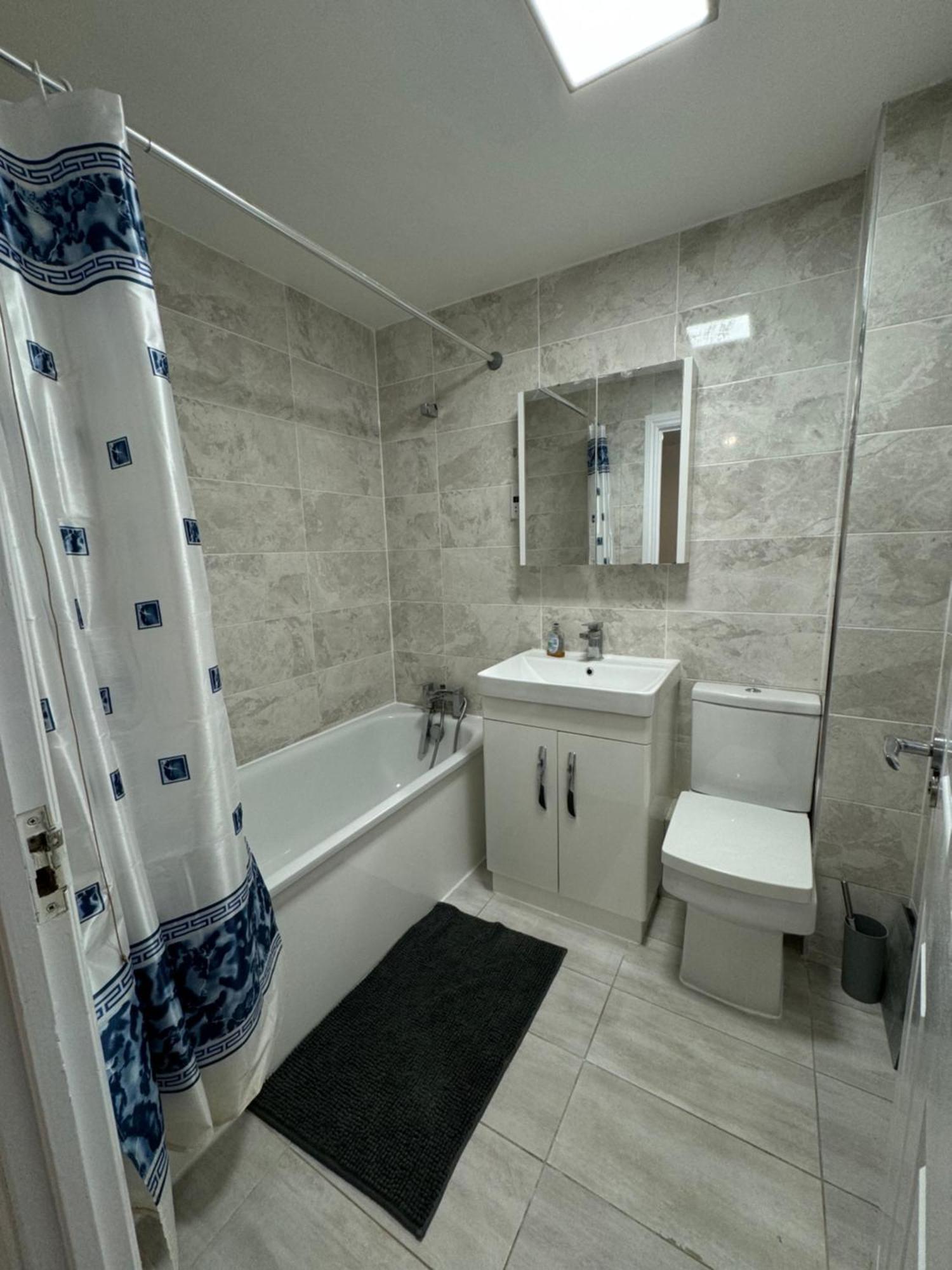 Spacious 3 Bedroom Home, With Private Driveway 5 Minutes From Excel Centre & Custom House London Exteriör bild