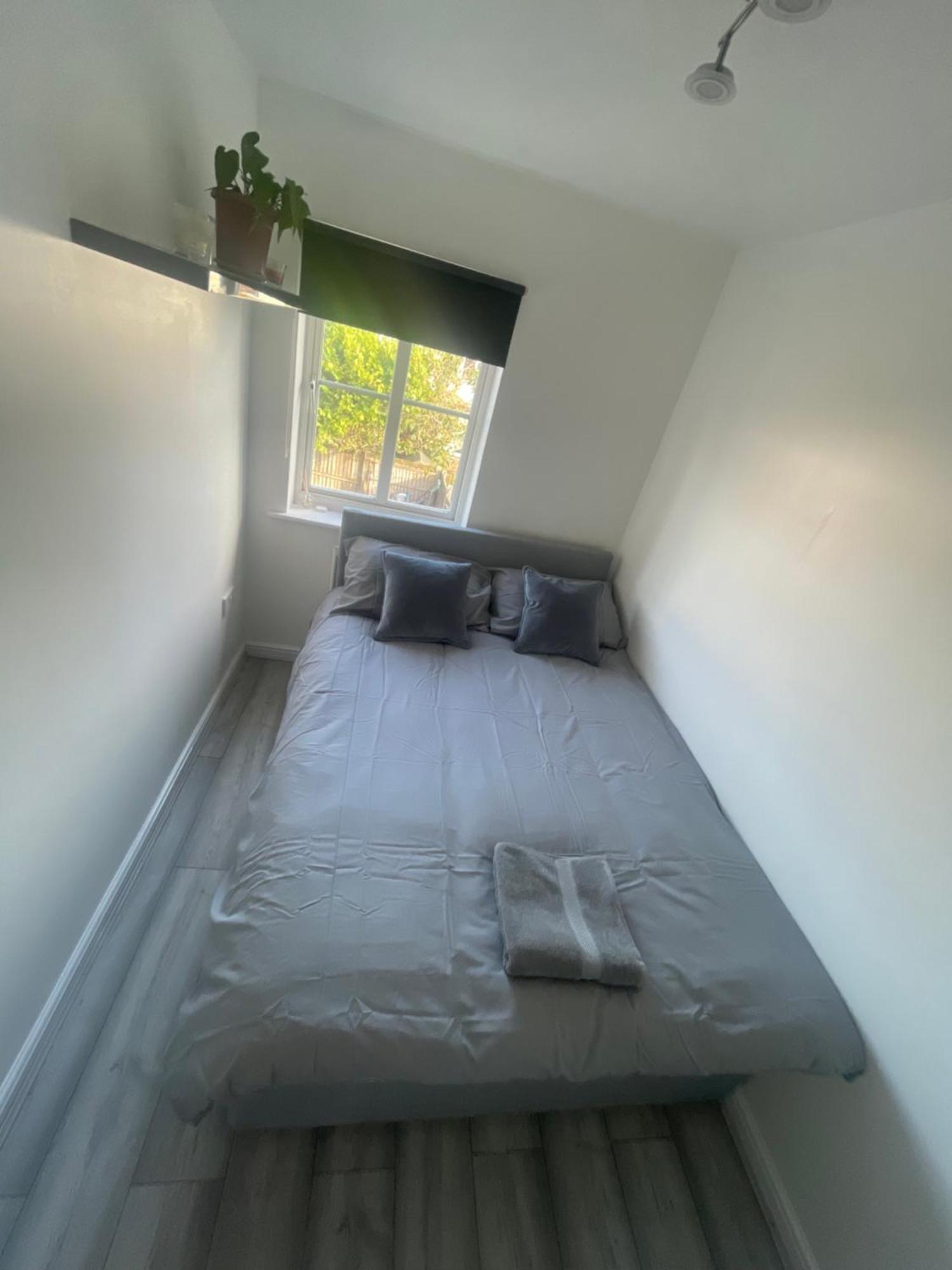 Spacious 3 Bedroom Home, With Private Driveway 5 Minutes From Excel Centre & Custom House London Exteriör bild
